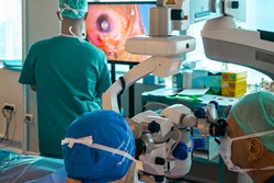 /cataratta-croazia/oftalmolozi gledaju ugradnju SING IMT leća.jpg